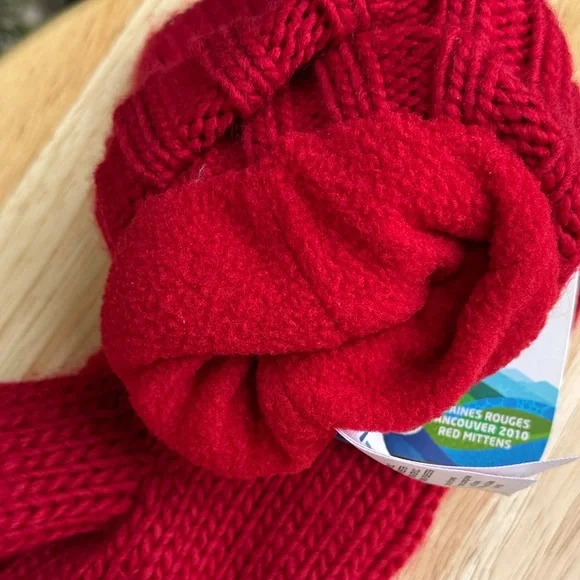 New Hudson’s Bay Canadian 2010 Vancouver Olympic Mittens - Picture 5 of 11